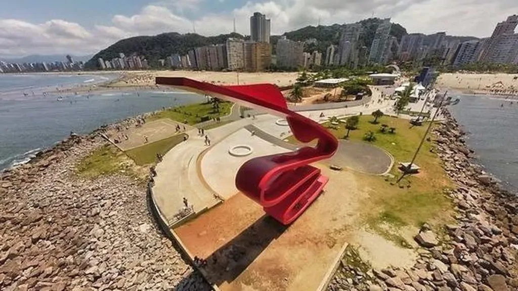 imagem de escultura na praia
